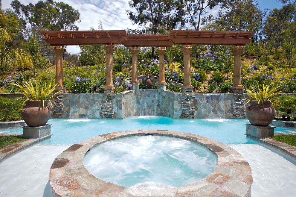 Источник вдохновения для домашнего уюта: бассейн произвольной формы в средиземноморском стиле