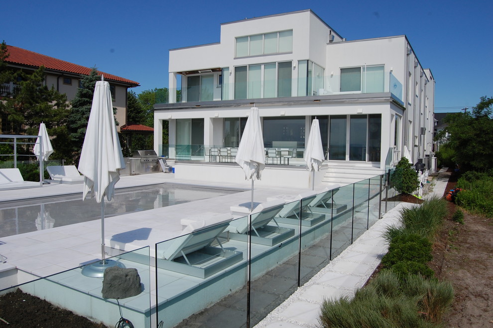 Immagine di una piscina minimalista rettangolare dietro casa