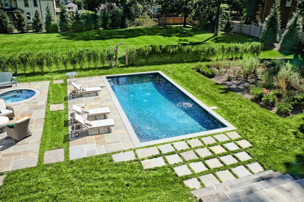 Идея дизайна: спортивный, прямоугольный бассейн среднего размера на заднем дворе в стиле кантри с покрытием из плитки