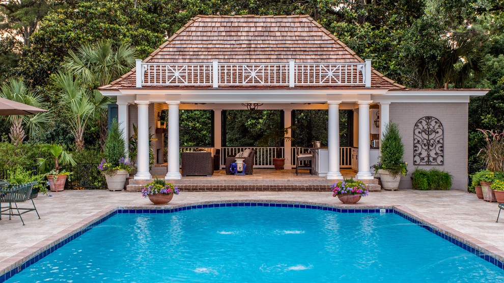 Источник вдохновения для домашнего уюта: прямоугольный бассейн среднего размера на заднем дворе в морском стиле с домиком у бассейна
