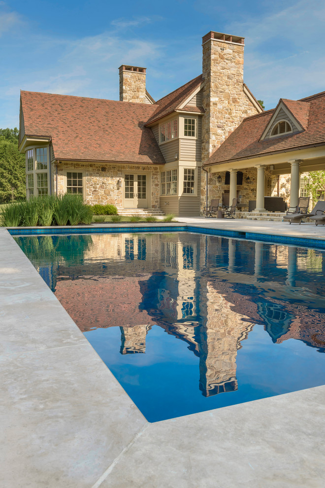 Идея дизайна: прямоугольный бассейн на заднем дворе в классическом стиле