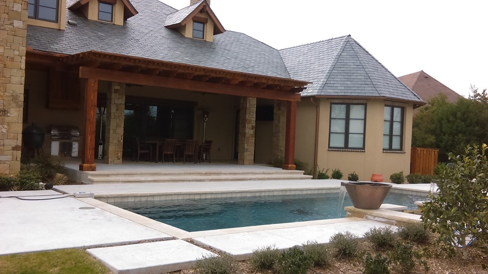 Foto de piscinas y jacuzzis alargados contemporáneos de tamaño medio rectangulares en patio trasero con adoquines de piedra natural