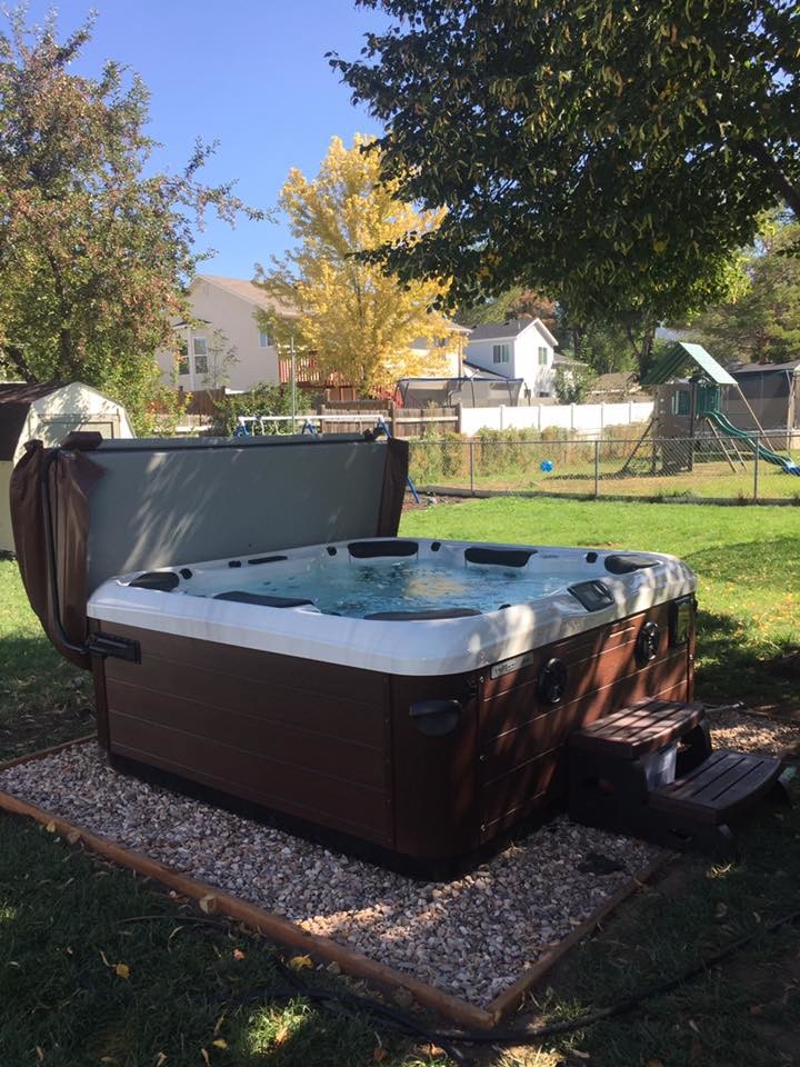 Design ideas for a medium sized classic back above ground hot tub in Salt Lake City with gravel.