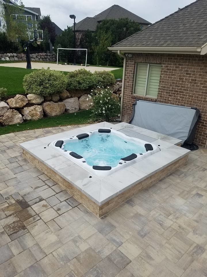 Стильный дизайн: бассейн среднего размера на заднем дворе в классическом стиле с джакузи и покрытием из каменной брусчатки - последний тренд