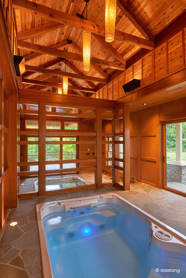 Foto de casa de la piscina y piscina alargada clásica renovada grande interior y rectangular con adoquines de piedra natural
