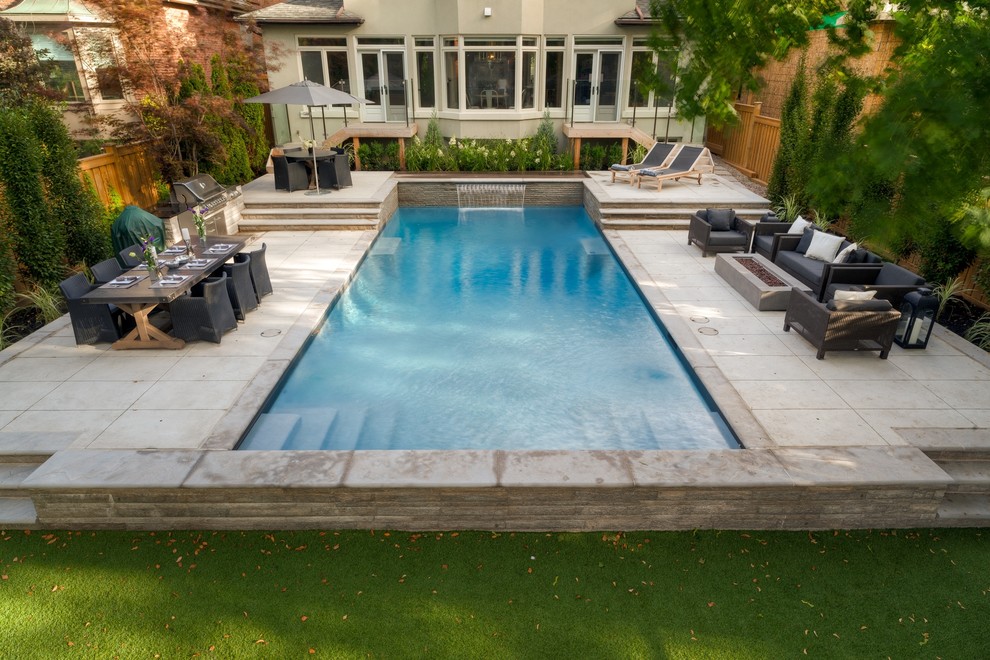 Foto de piscina alargada contemporánea grande rectangular en patio trasero con suelo de hormigón estampado