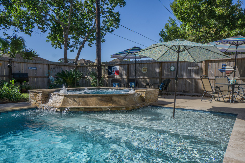 Imagen de piscina clásica de tamaño medio rectangular en patio trasero con entablado