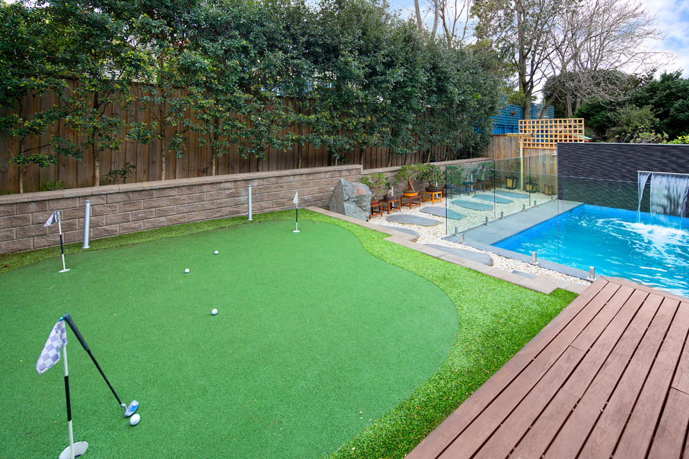 Стильный дизайн: прямоугольный бассейн на заднем дворе в стиле модернизм с покрытием из бетонных плит - последний тренд