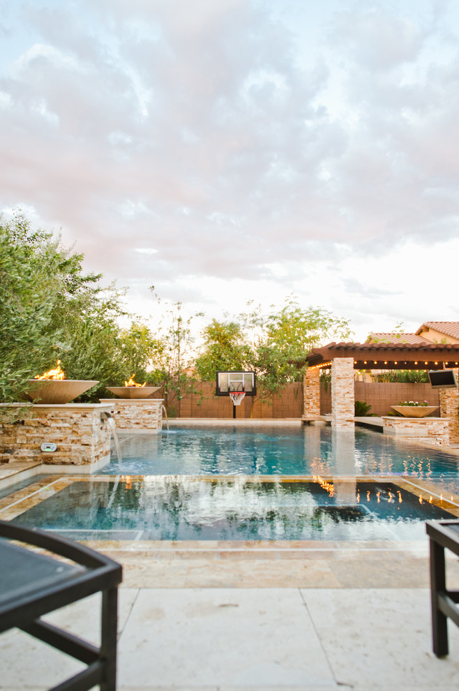 Großer Moderner Infinity-Pool hinter dem Haus in individueller Form mit Natursteinplatten in Phoenix