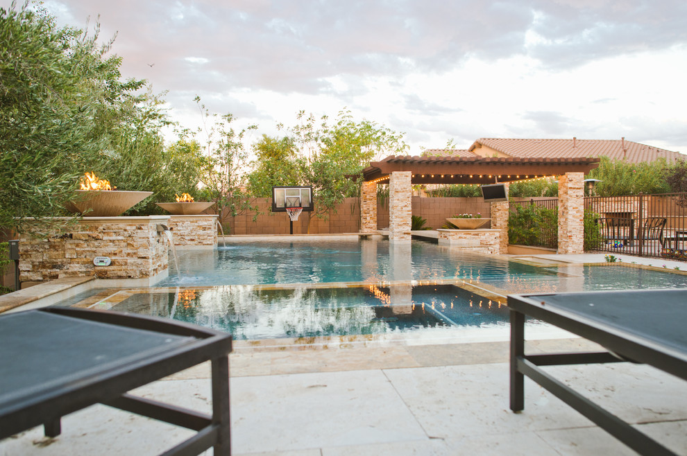 Idee per una grande piscina a sfioro infinito contemporanea personalizzata dietro casa con pavimentazioni in pietra naturale