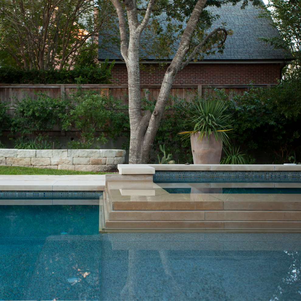 На фото: прямоугольный, спортивный бассейн среднего размера на заднем дворе в классическом стиле с покрытием из каменной брусчатки и джакузи с