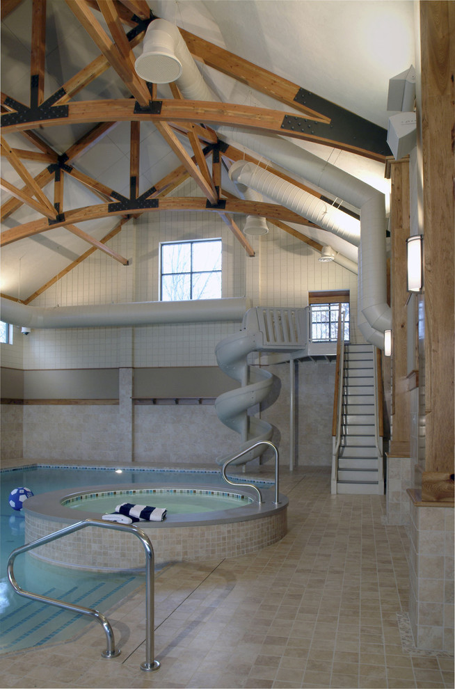 Cette photo montre une piscine intérieure éclectique avec un toboggan.