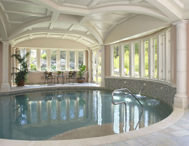 Свежая идея для дизайна: огромный круглый, естественный бассейн в доме в классическом стиле с покрытием из плитки и домиком у бассейна - отличное фото интерьера