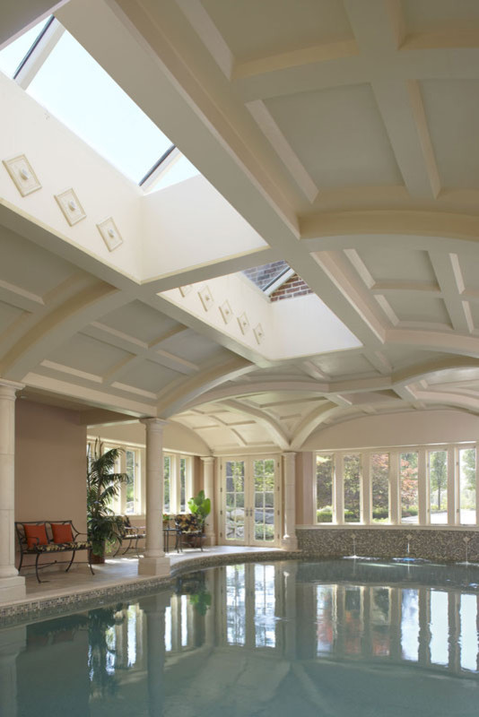 Идея дизайна: огромный естественный, прямоугольный бассейн в доме в классическом стиле с домиком у бассейна и покрытием из плитки