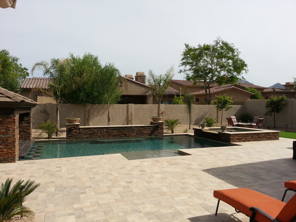 Ispirazione per una grande piscina design rettangolare dietro casa con una dépendance a bordo piscina e pavimentazioni in pietra naturale