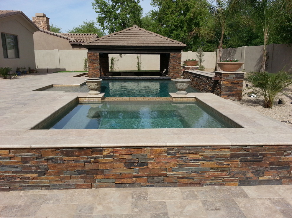 Идея дизайна: большой прямоугольный бассейн на заднем дворе в современном стиле с домиком у бассейна и покрытием из каменной брусчатки