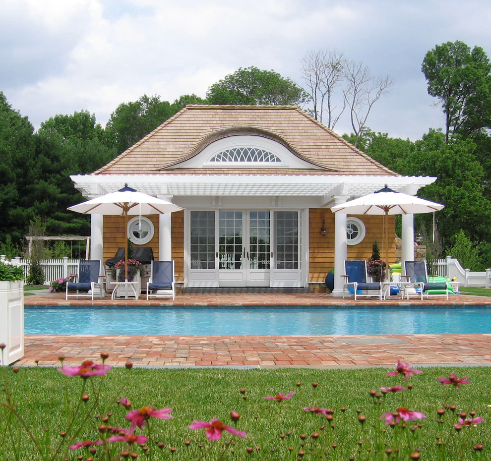 Свежая идея для дизайна: бассейн в викторианском стиле с мощением клинкерной брусчаткой - отличное фото интерьера