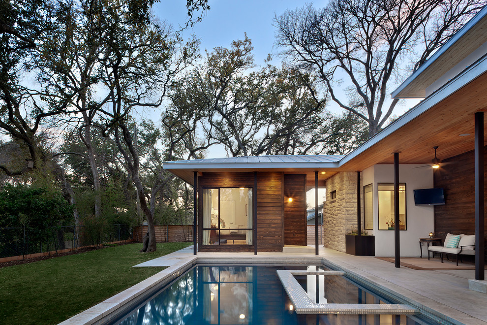 Foto di una piscina naturale minimal personalizzata di medie dimensioni e dietro casa con una vasca idromassaggio e piastrelle
