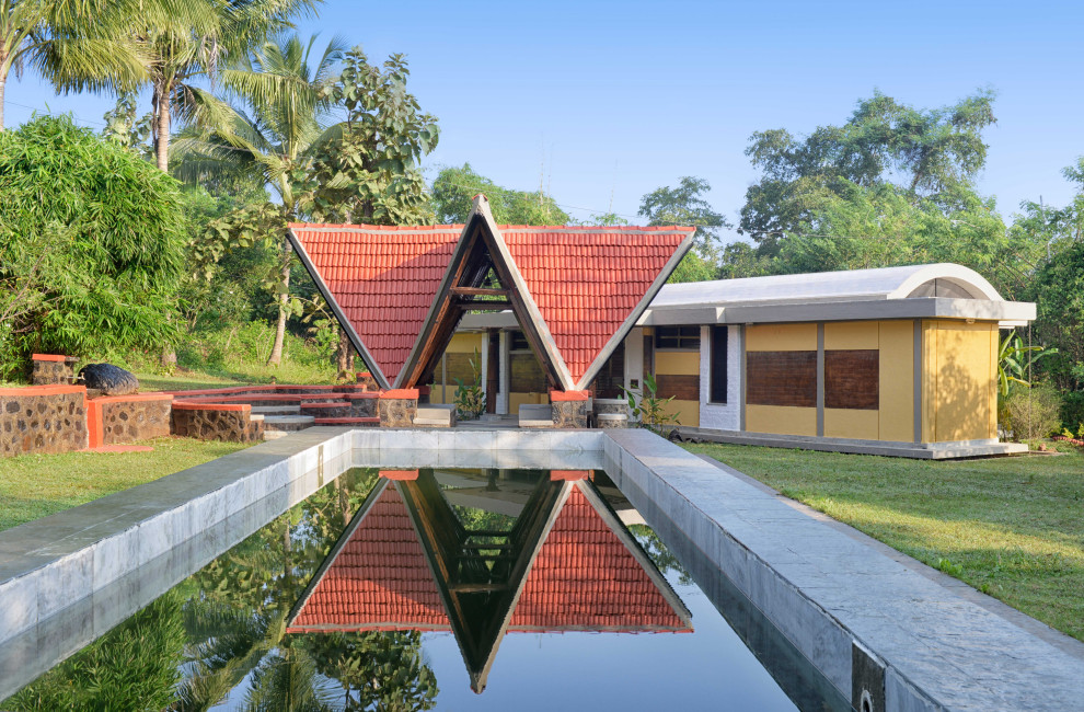 Modelo de casa de la piscina y piscina natural de estilo de casa de campo extra grande rectangular en patio delantero con adoquines de piedra natural