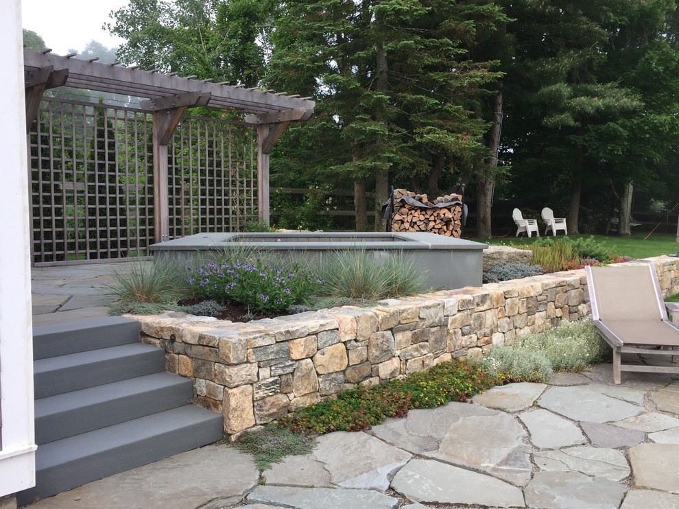 Idee per una piscina country rettangolare di medie dimensioni e in cortile con pavimentazioni in pietra naturale