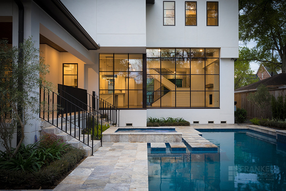 Ejemplo de piscinas y jacuzzis clásicos renovados grandes rectangulares en patio trasero