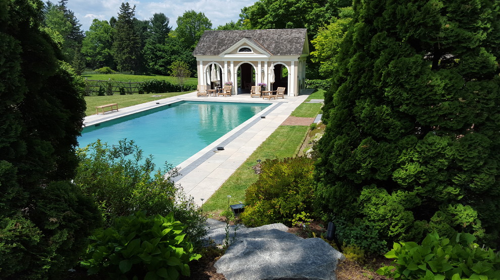 Immagine di una grande piscina monocorsia chic rettangolare dietro casa con una dépendance a bordo piscina e pavimentazioni in mattoni