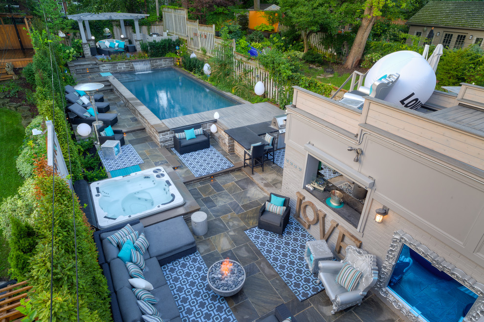 Diseño de piscinas y jacuzzis alargados clásicos renovados extra grandes rectangulares en patio trasero con suelo de baldosas