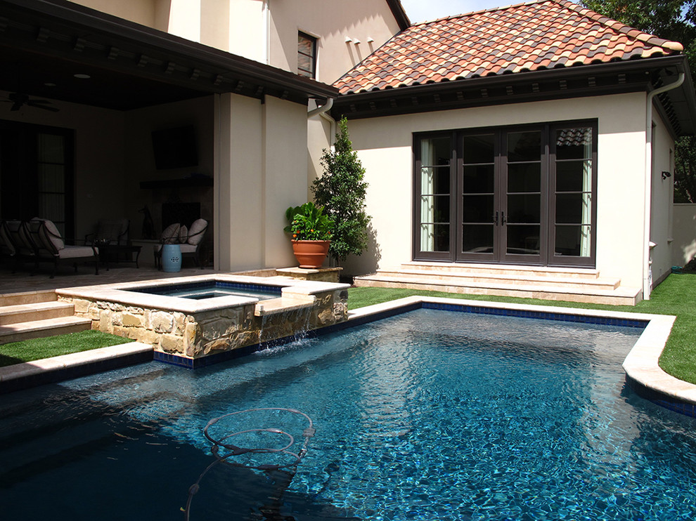 На фото: угловой бассейн среднего размера на заднем дворе в средиземноморском стиле с джакузи