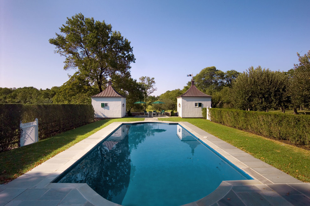 Стильный дизайн: большой бассейн произвольной формы на заднем дворе в стиле кантри - последний тренд
