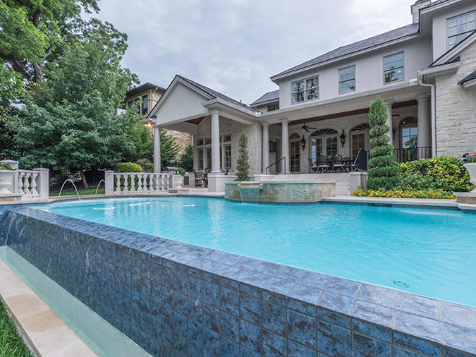 Geräumiger Klassischer Pool hinter dem Haus in runder Form mit Natursteinplatten in Austin