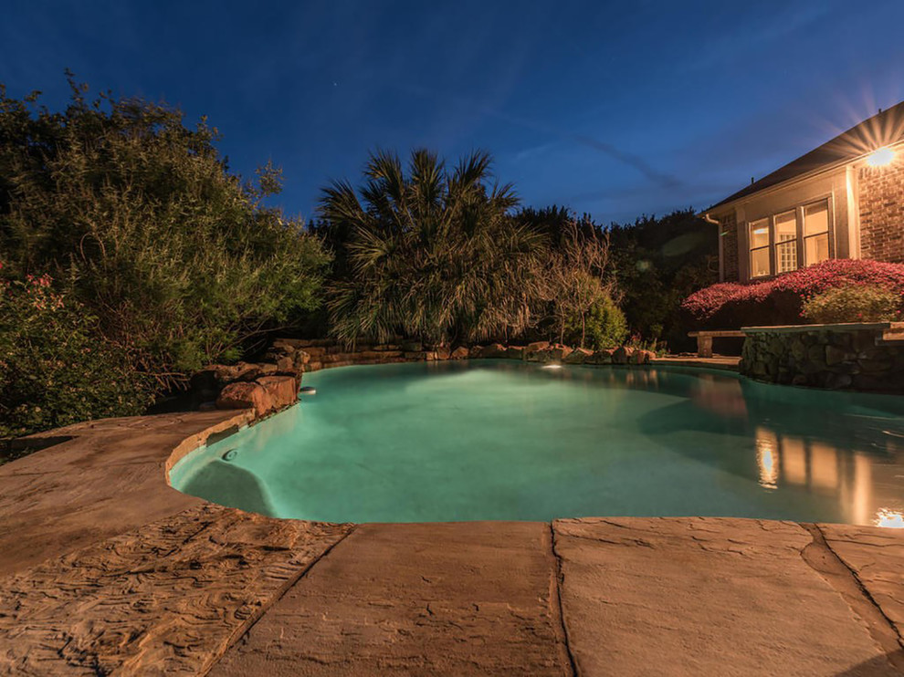 Large cottage pool photo in Austin