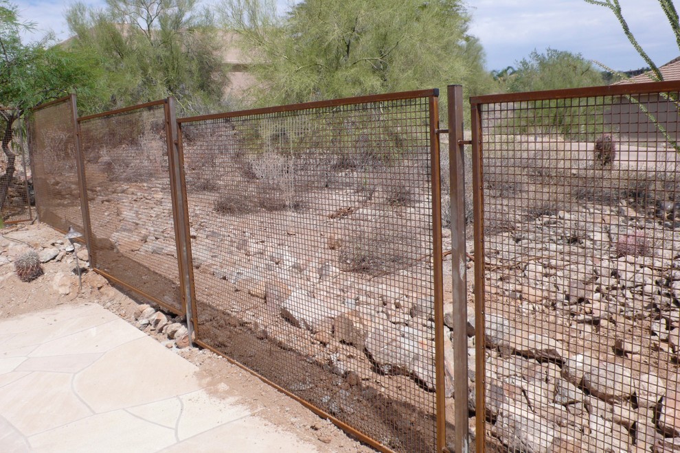 Rustikaler Pool hinter dem Haus mit Natursteinplatten in Phoenix
