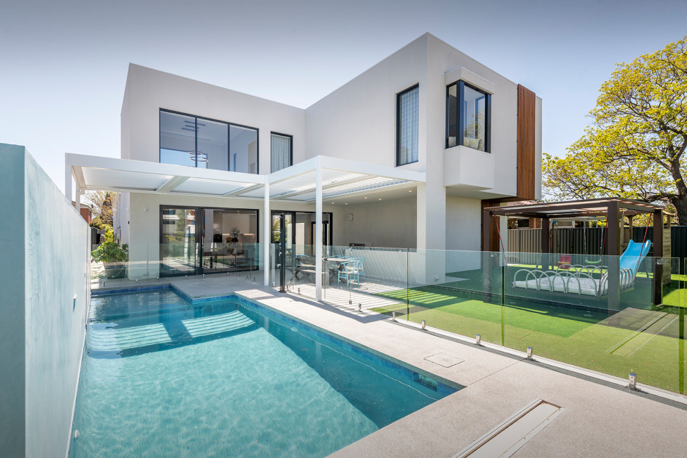 Esempio di una piscina contemporanea personalizzata di medie dimensioni e dietro casa con pavimentazioni in cemento