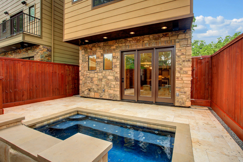 Imagen de casa de la piscina y piscina alargada actual pequeña rectangular en patio trasero con suelo de baldosas