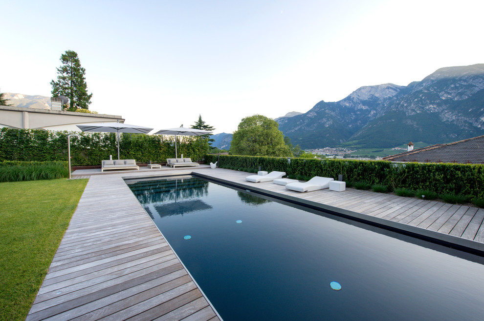 Contemporary rectangular swimming pool in Bologna with decking.