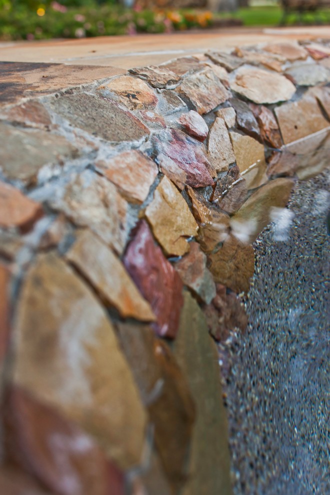 На фото: большой естественный бассейн произвольной формы на заднем дворе в морском стиле с джакузи и покрытием из каменной брусчатки с