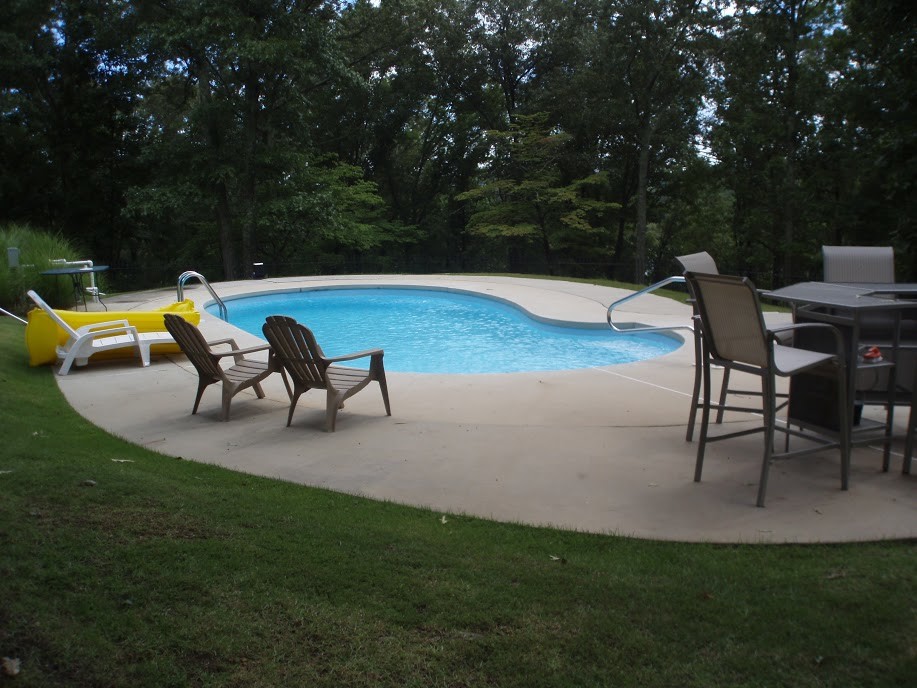 Aménagement d'une petite piscine arrière contemporaine sur mesure avec une terrasse en bois.