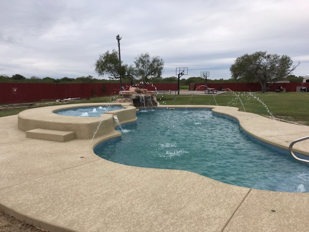 Example of a large minimalist custom-shaped natural pool design in Austin