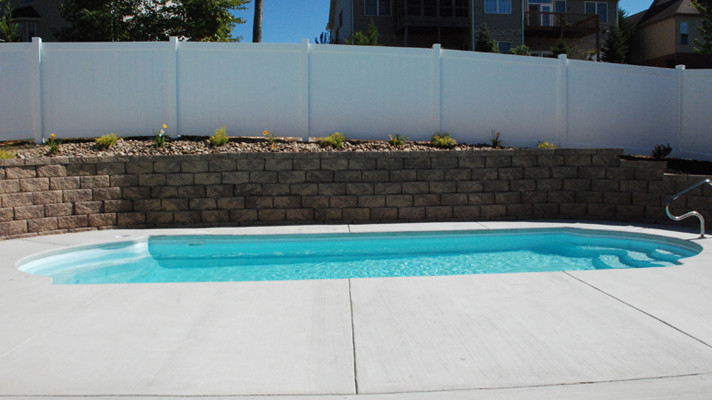 Klassischer Pool hinter dem Haus in individueller Form mit Betonplatten in Austin
