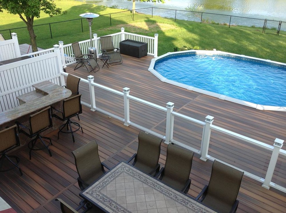 Inspiration pour une grande piscine hors-sol et arrière design sur mesure avec une terrasse en bois.