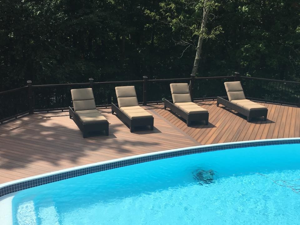 Imagen de piscina natural actual de tamaño medio en patio trasero con entablado