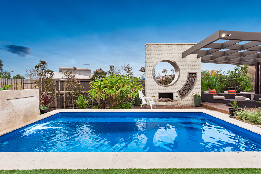 Idee per una piscina naturale minimalista personalizzata di medie dimensioni e dietro casa con una dépendance a bordo piscina