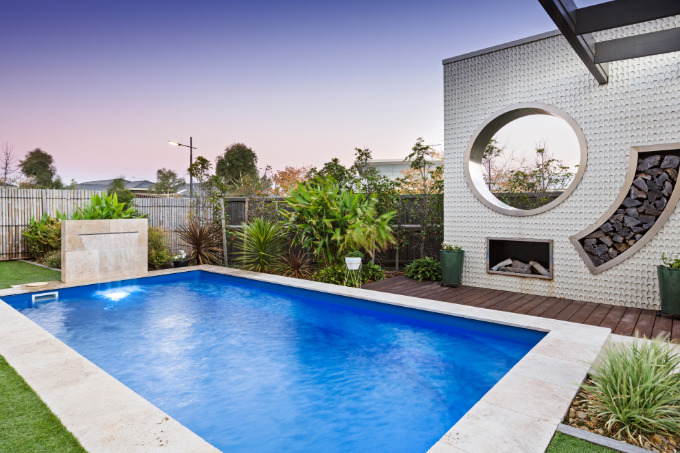 Foto di una piscina naturale moderna personalizzata di medie dimensioni e dietro casa con una dépendance a bordo piscina