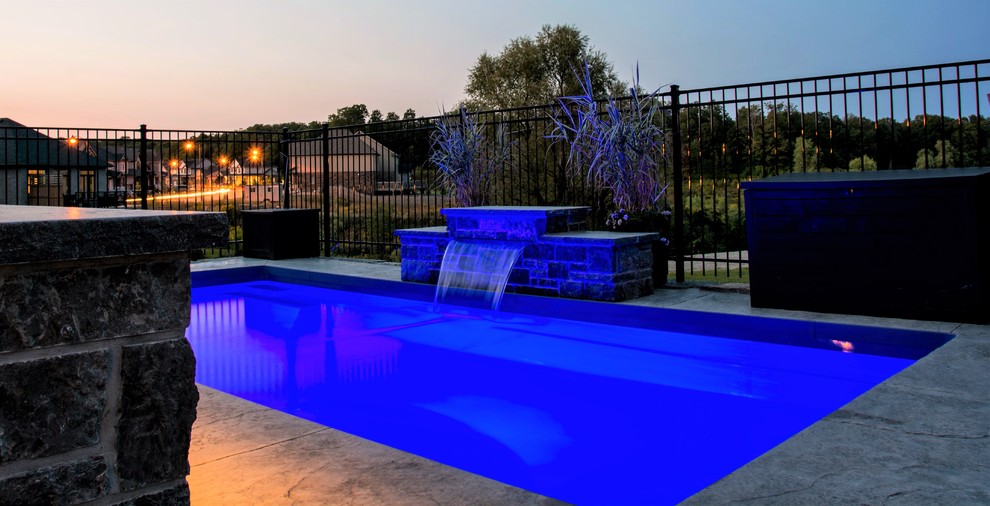 Immagine di una piccola piscina minimalista rettangolare dietro casa con cemento stampato