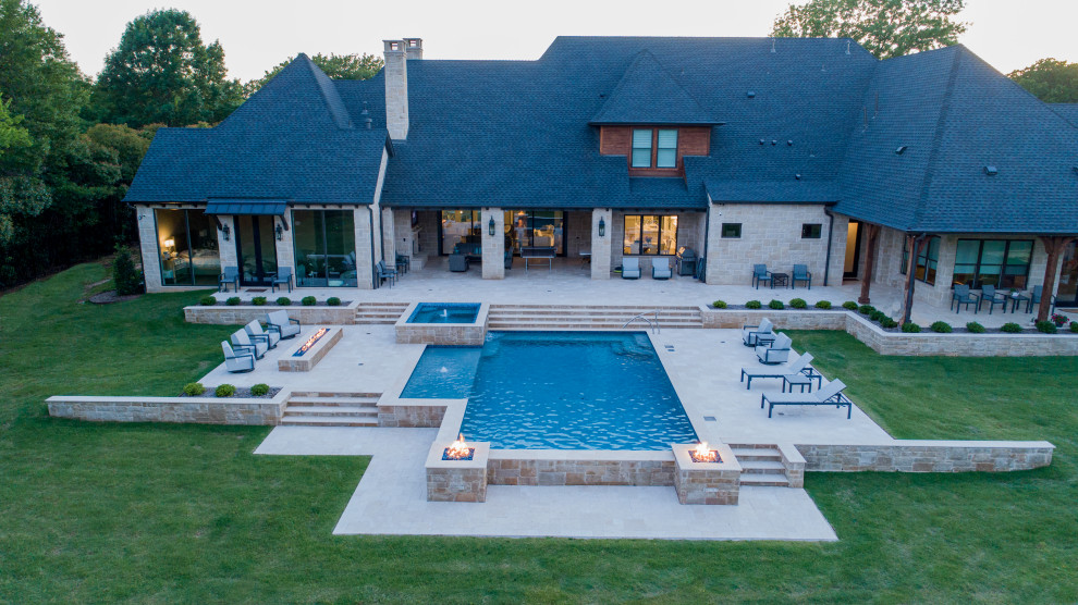 Foto de piscina con fuente alargada de estilo de casa de campo grande a medida en patio trasero con adoquines de piedra natural