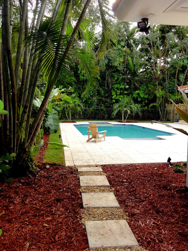 マイアミにある高級な広いトランジショナルスタイルのおしゃれな裏庭プール (コンクリート敷き	) の写真