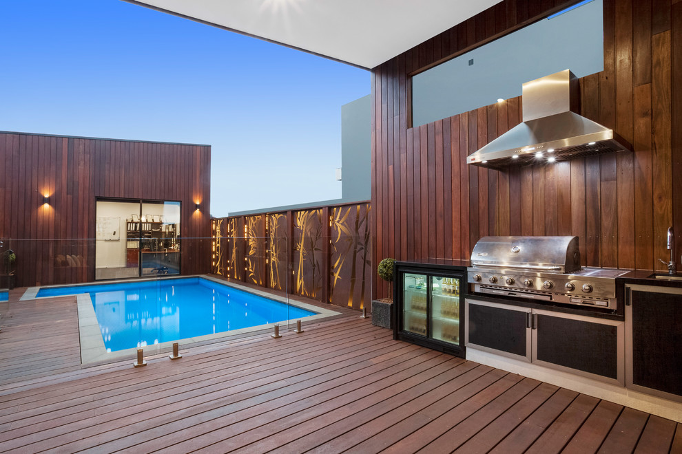 Idee per una piscina fuori terra minimalista a "L" di medie dimensioni e dietro casa con una dépendance a bordo piscina e pedane
