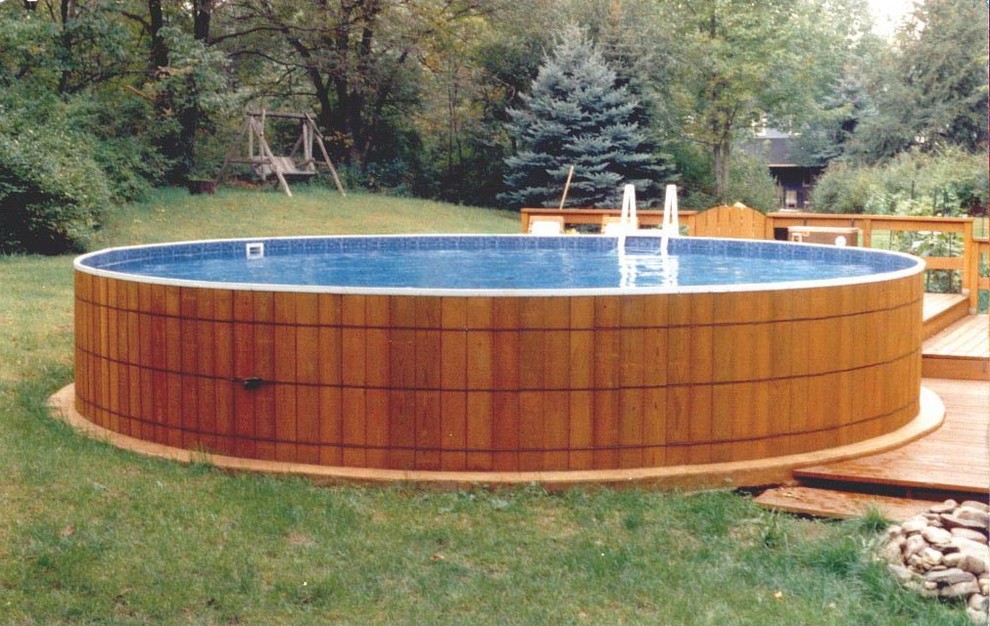 Oberirdischer Mediterraner Pool hinter dem Haus in runder Form mit Betonplatten in New York