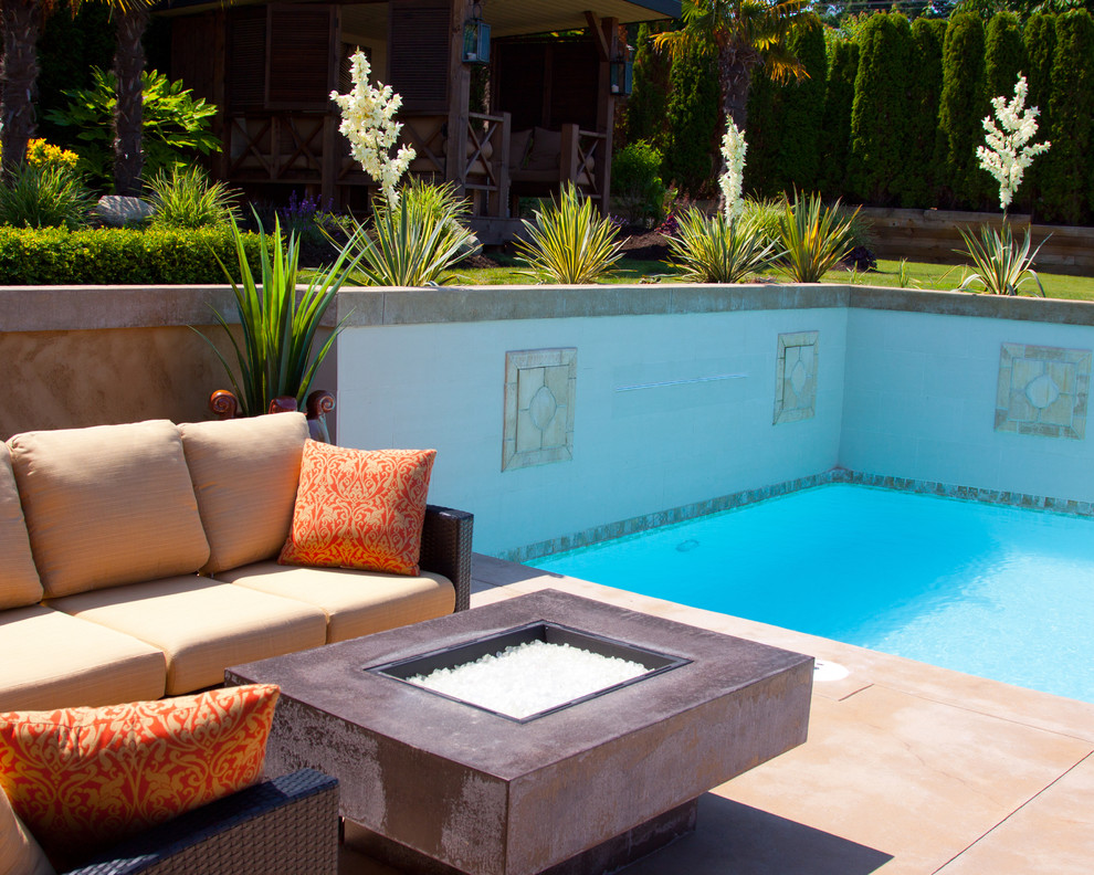 Пример оригинального дизайна: бассейн произвольной формы на заднем дворе в стиле фьюжн с джакузи