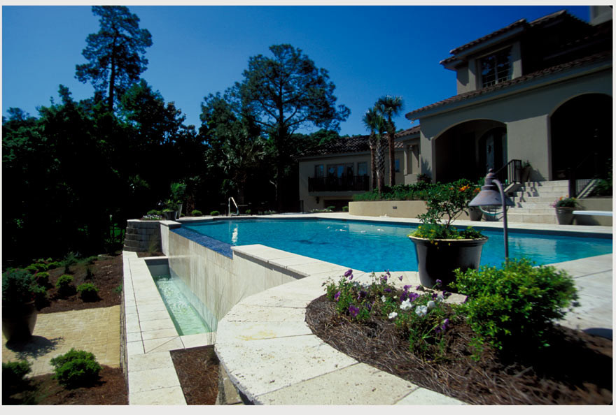 Идея дизайна: прямоугольный бассейн-инфинити среднего размера на заднем дворе в средиземноморском стиле с покрытием из каменной брусчатки и фонтаном